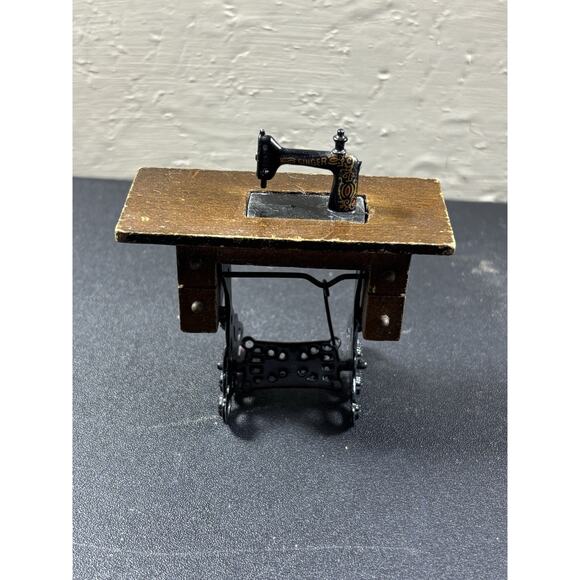 Vtg Treadle Sewing Machine Miniature Dollhouse Singer Like - Metal & Wood - Picture 1 of 4